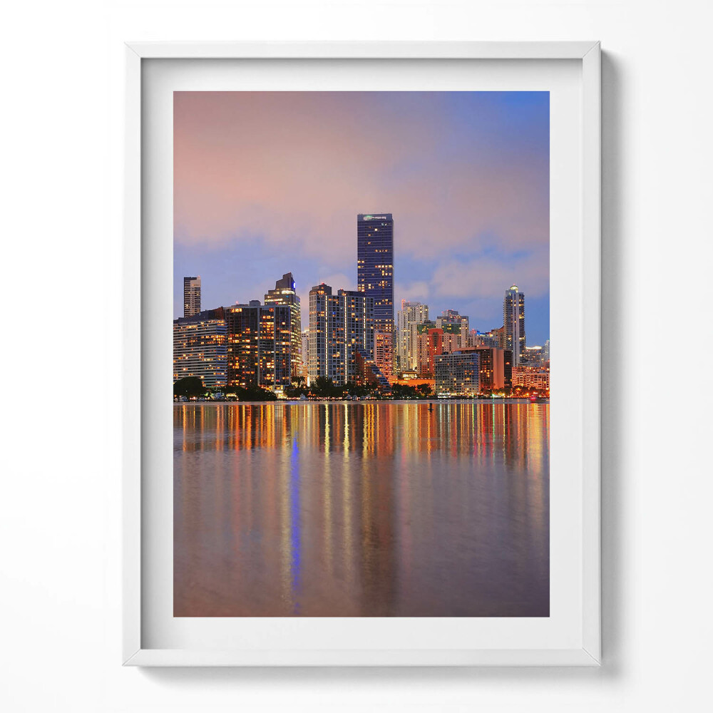 Tablou living cu rama Panoramă a orașului lângă apă