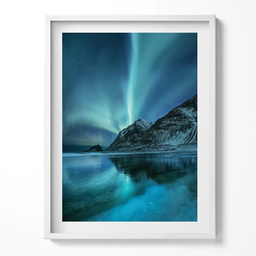 Tablou rama Aurora boreală peste munți și apă
