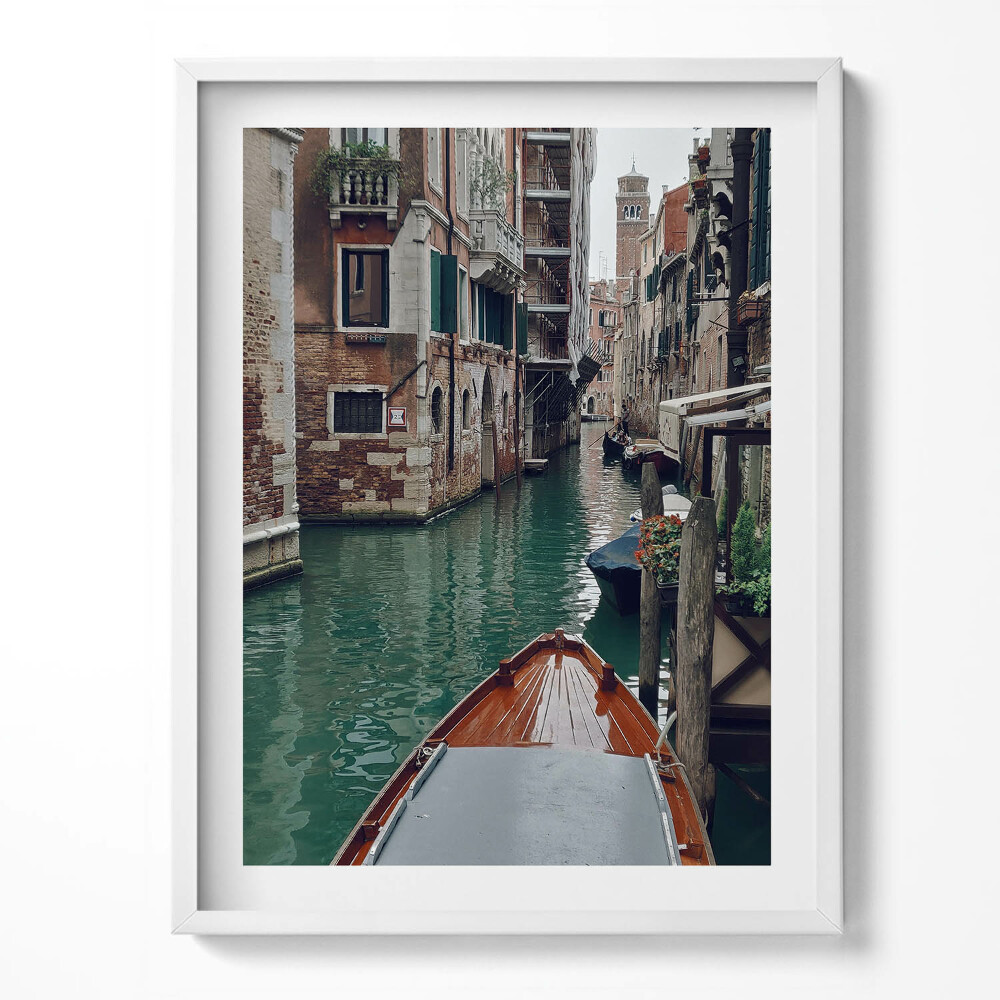 Tablou rama O barcă printre canalele din Veneția