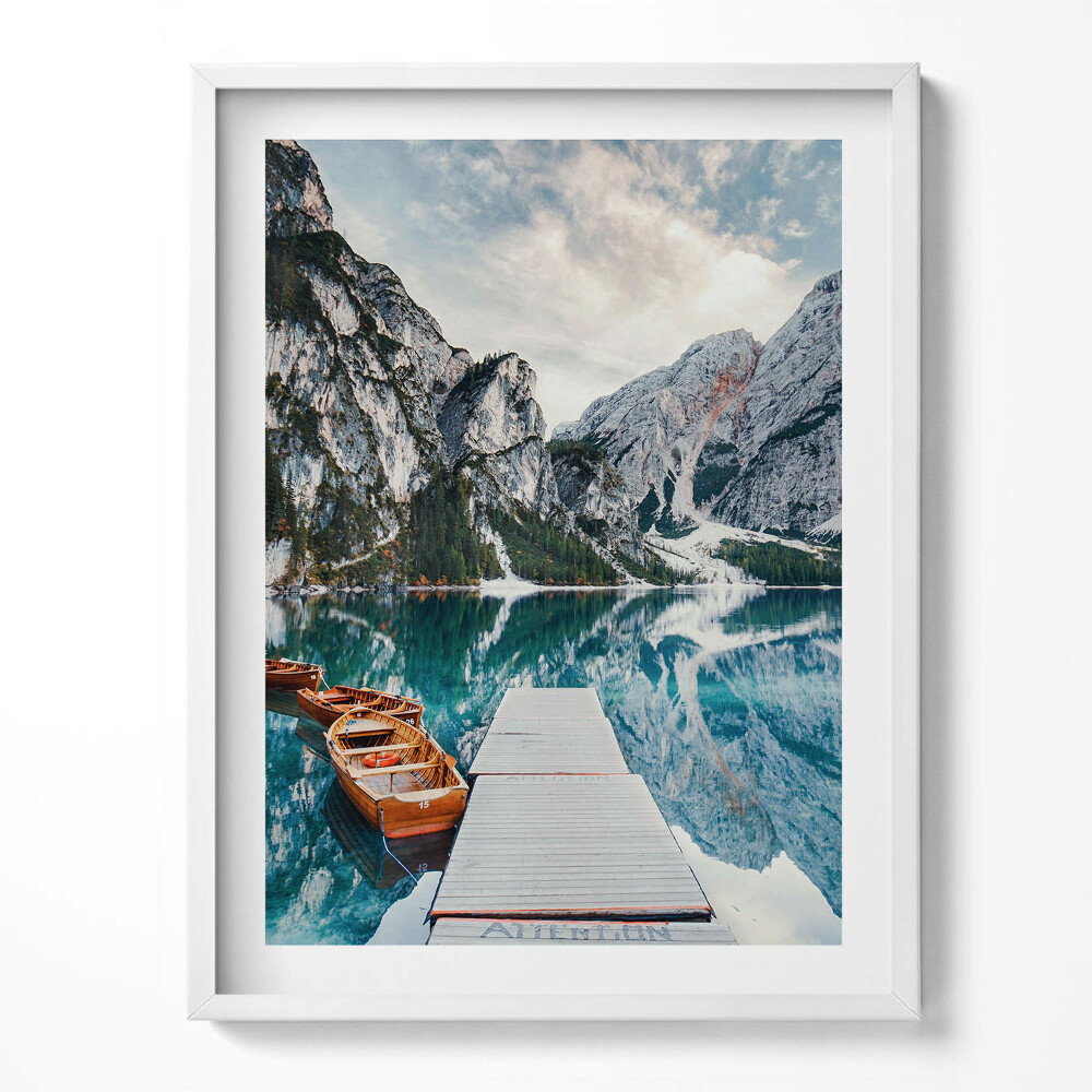 Tablou rama O barcă pe un lac din munți