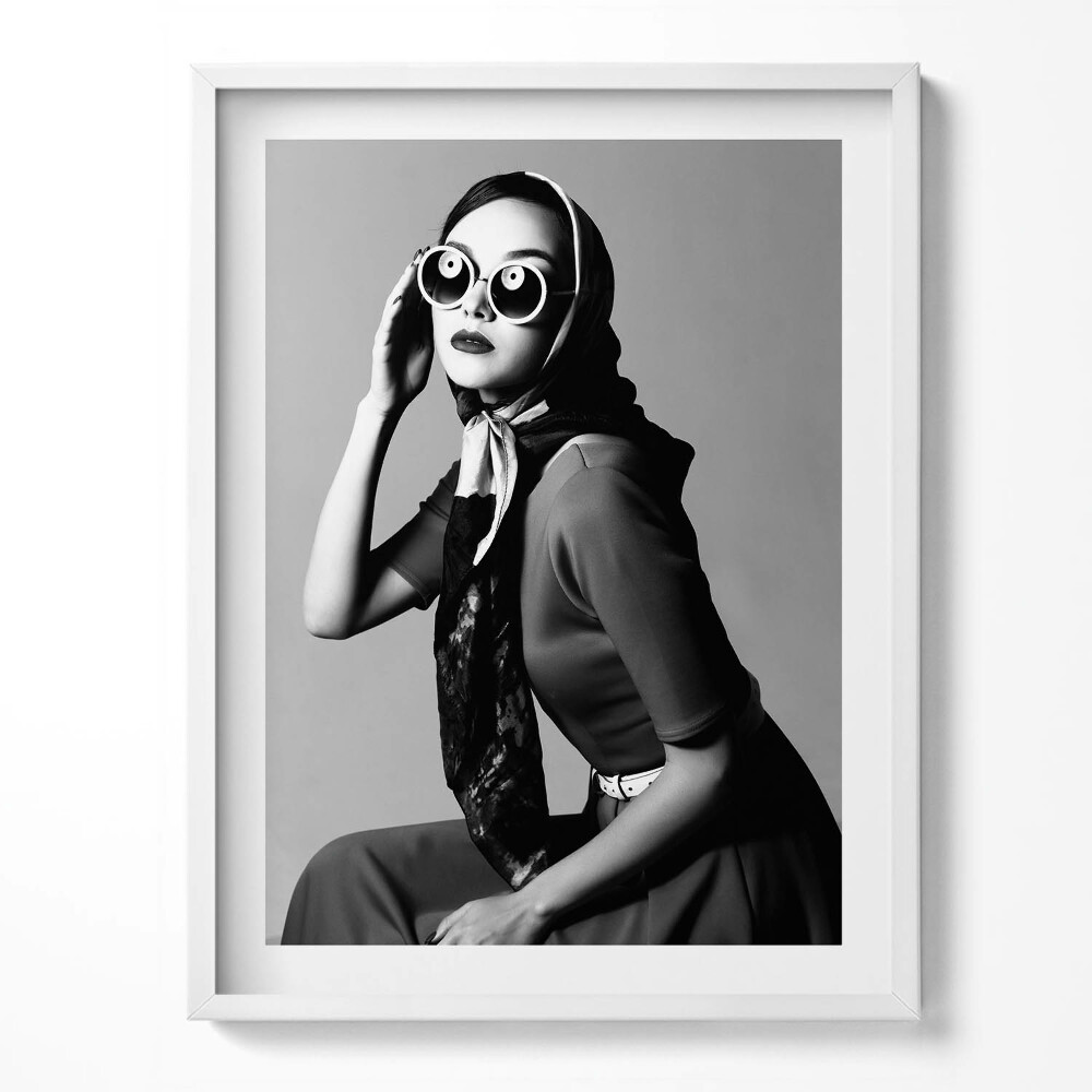 Tablou living cu rama Portret alb-negru al unei femei într-un stil glamour
