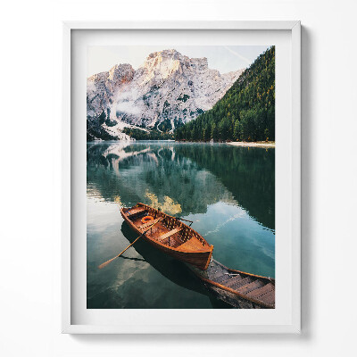Tablou living cu rama Peisaj cu o barcă pe un lac în munți