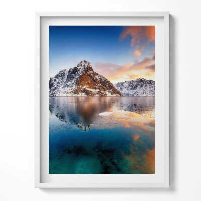 Tablou living cu rama Peisaj frumos cu apă și munți seara