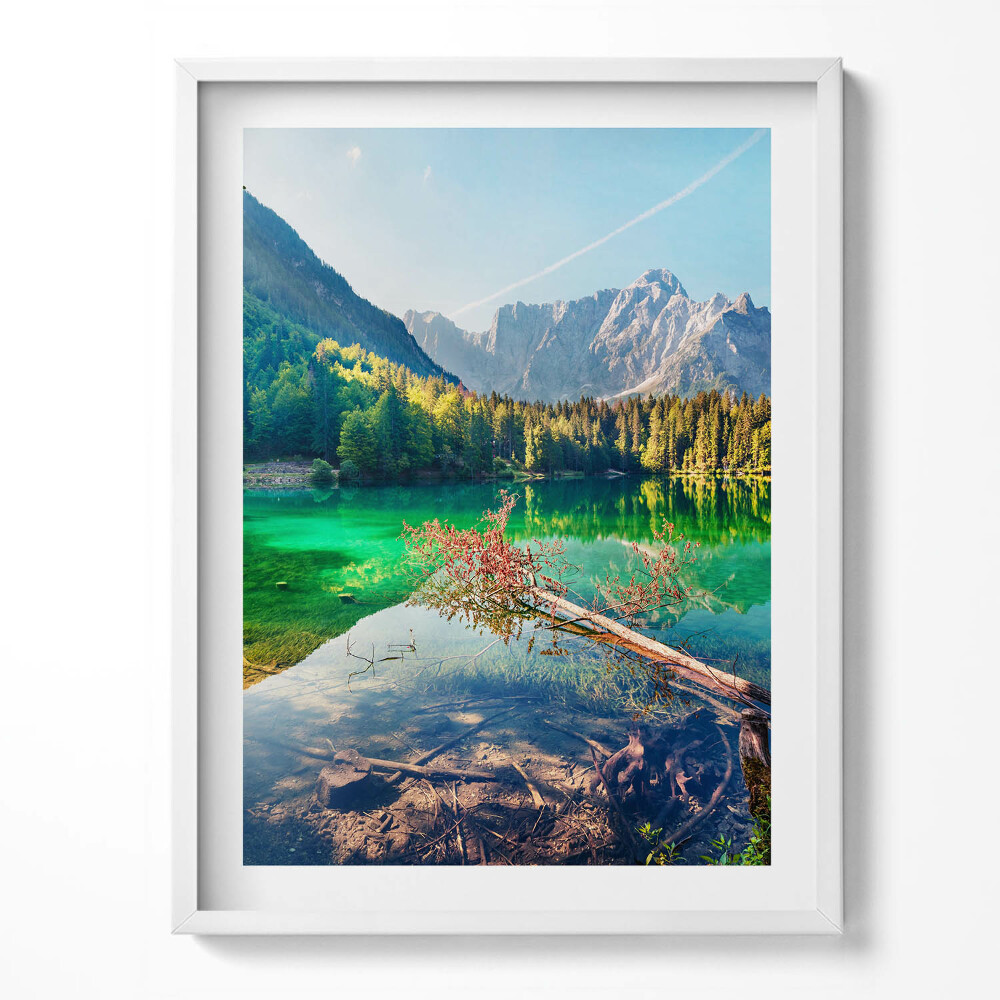 Tablou living cu rama Peisaj al unui lac de munte printre copaci