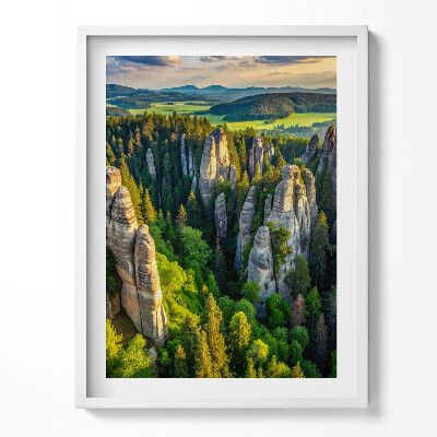 Tablou rama O vedere de sus a peisajului cu munți și păduri unice