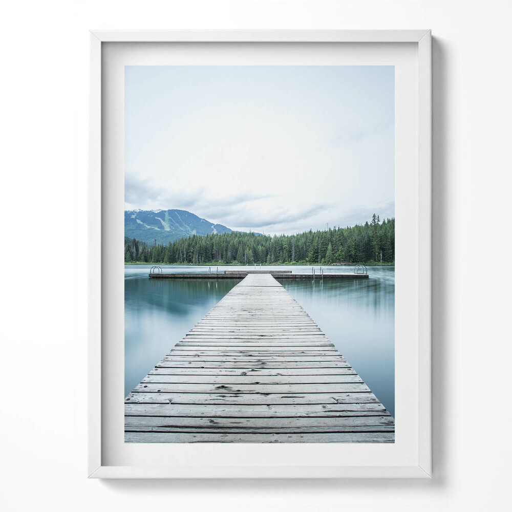 Tablou living cu rama Debarcader de lemn pe un lac din munți