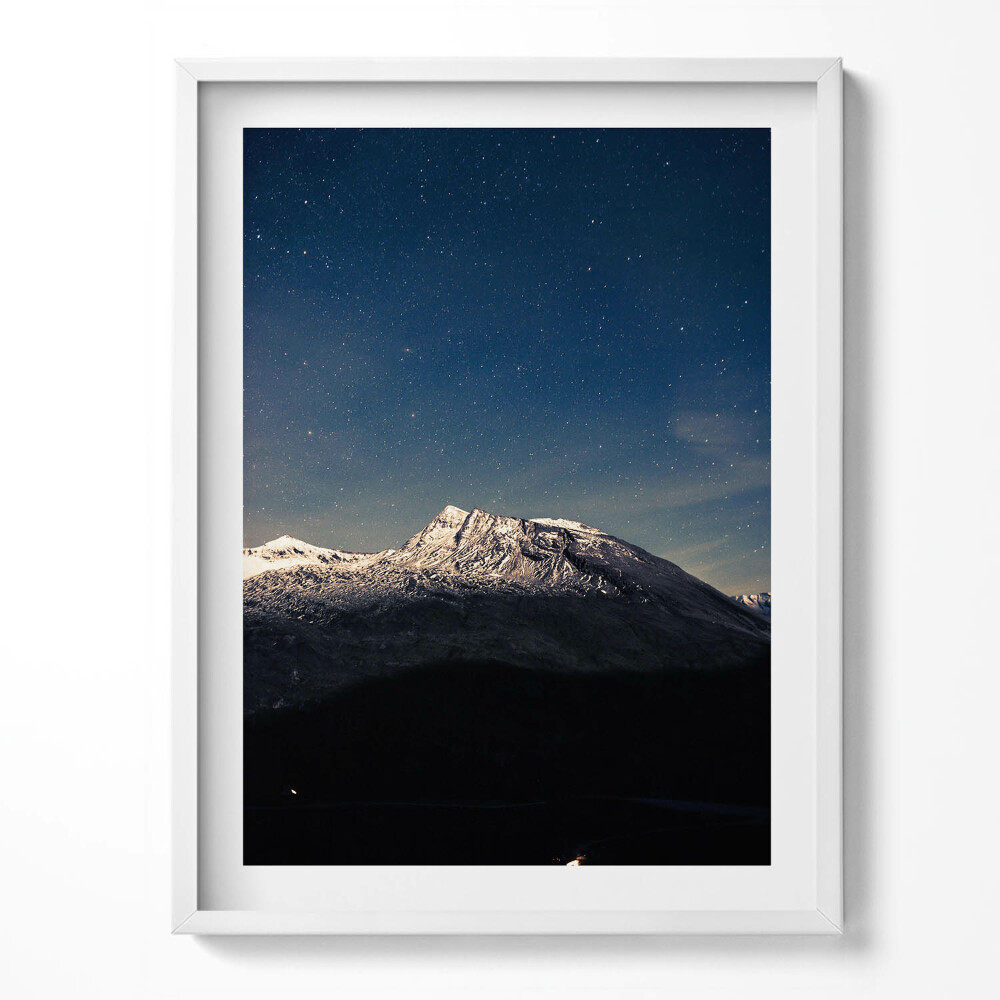 Tablou living cu rama Peisaj al unui munte pe fundalul cerului înstelat