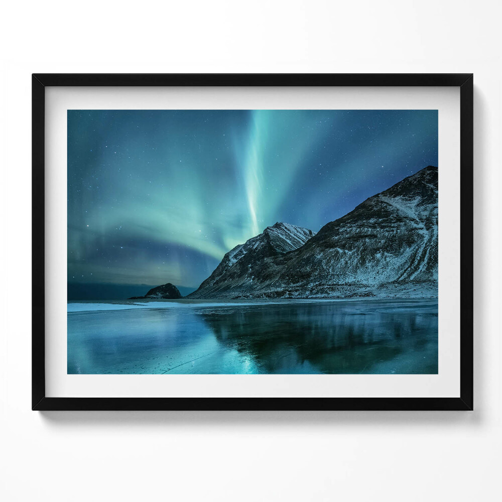 Tablou rama Aurora boreală peste munți și apă