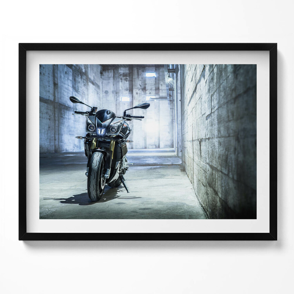 Tablou living cu rama O motocicletă într-o alee betonată a orașului