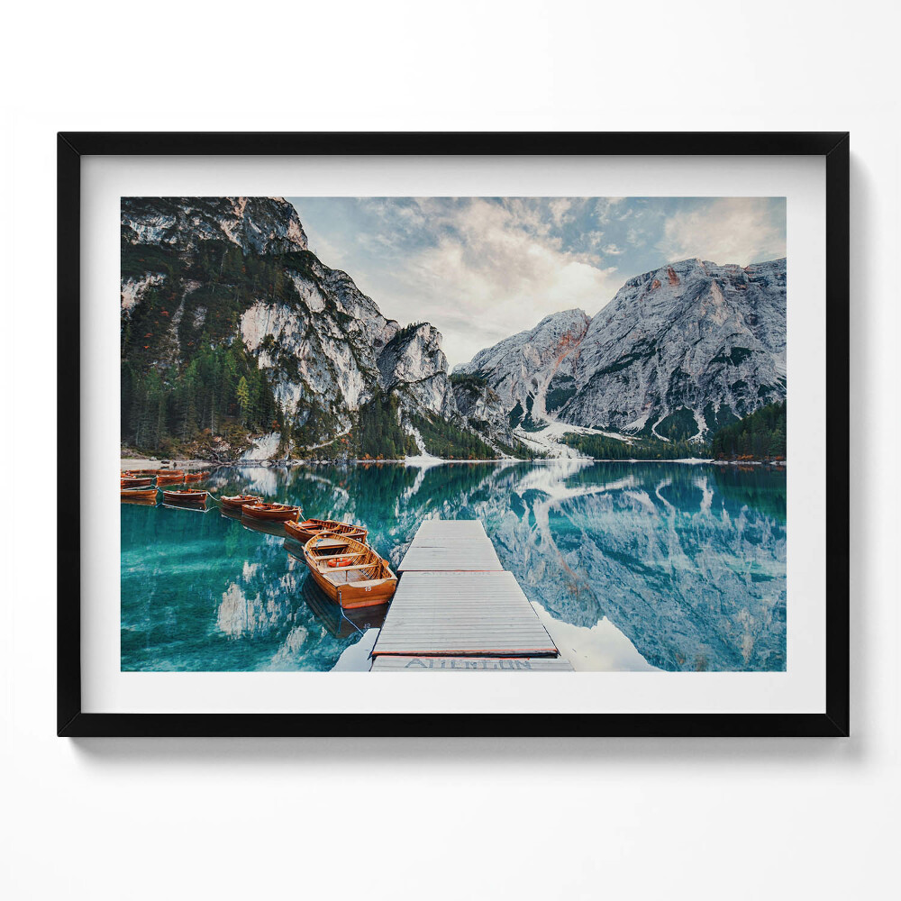 Tablou living cu rama O barcă pe un lac din munți