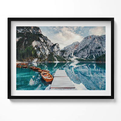 Tablou living cu rama O barcă pe un lac din munți