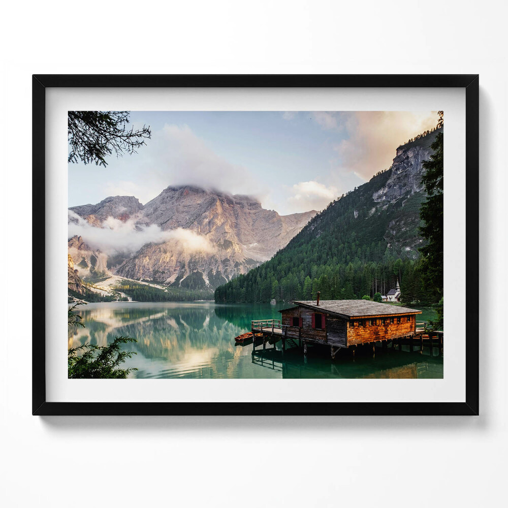 Tablou living cu rama O casă pe un lac în munți