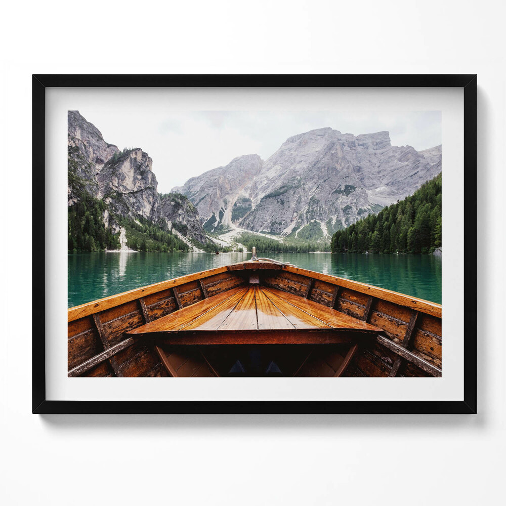 Tablou rama O barcă pe un lac de munte