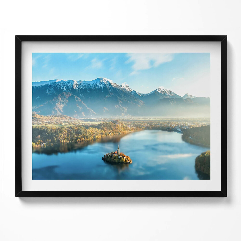 Tablou rama Clădire pe un lac în munți