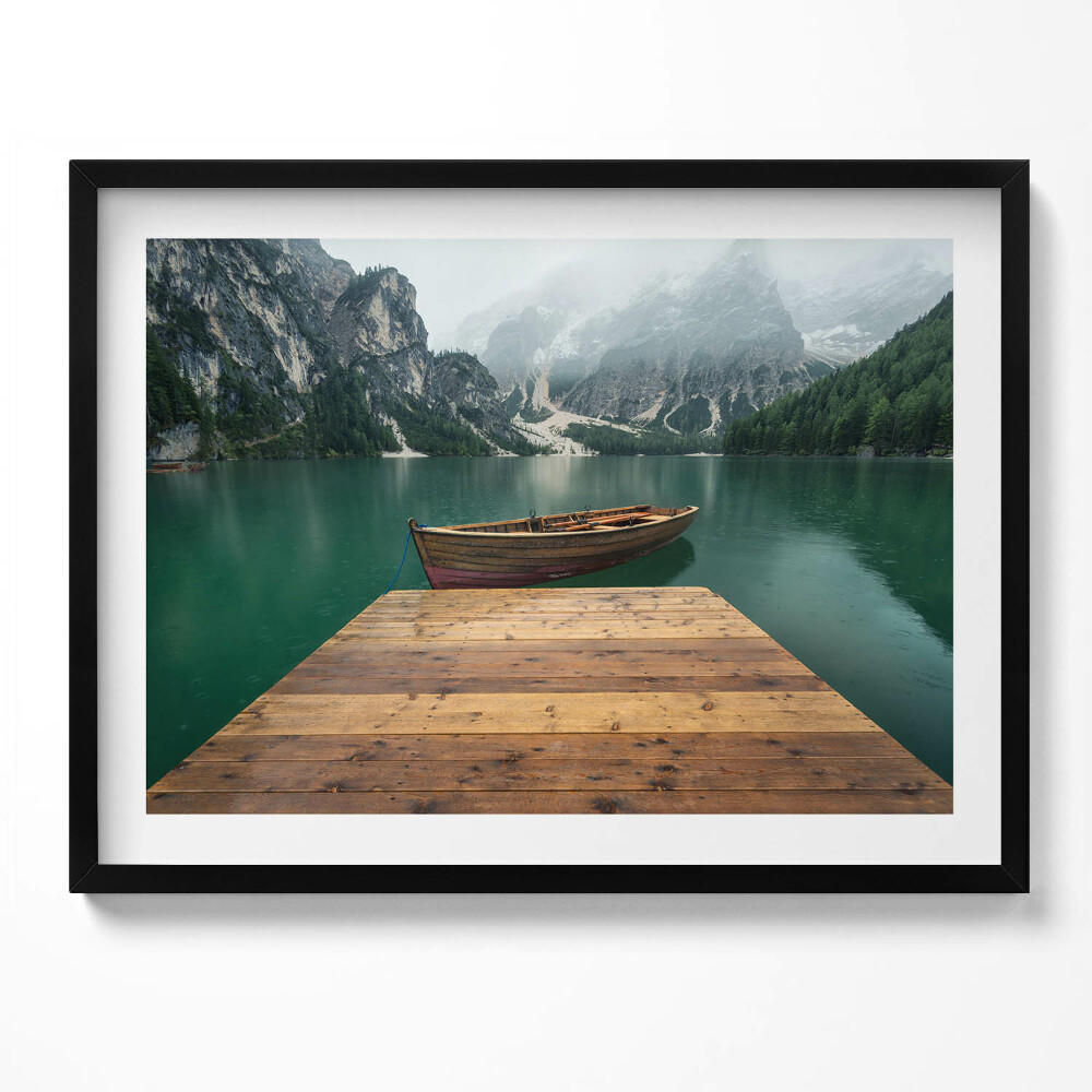 Tablou rama Peisaj - dig, barcă, lac, păduri și munți