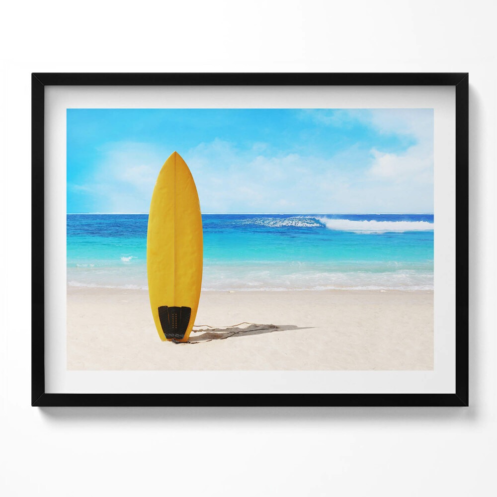 Tablou rama Placă de surf galbenă pe plajă cu marea în fundal