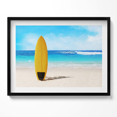 Tablou rama Placă de surf galbenă pe plajă cu marea în fundal
