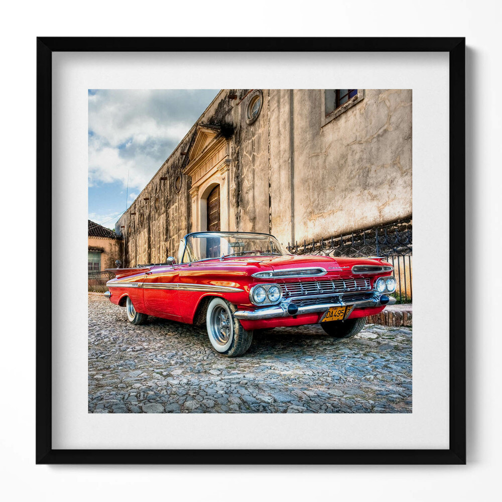 Tablou rama unic Mașină veche roșie în cartierul columbian