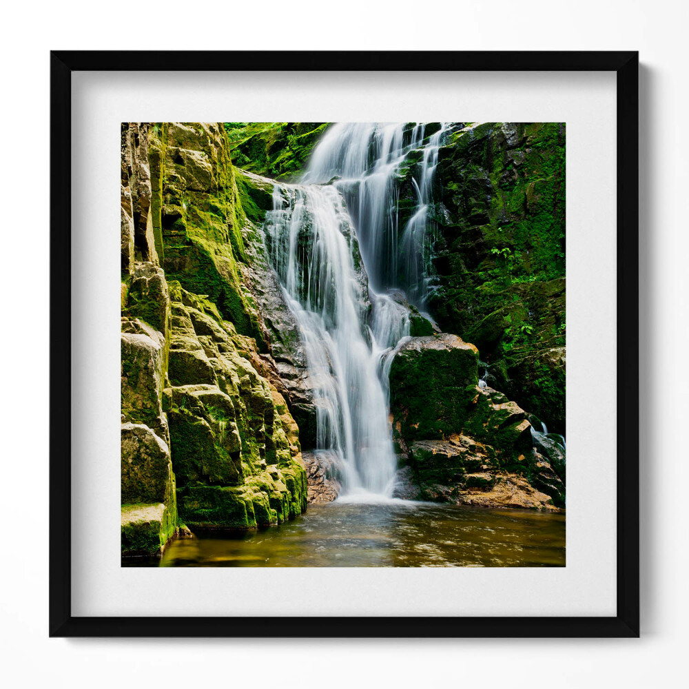 Tablou living cu rama unic Cascadă verde în junglă