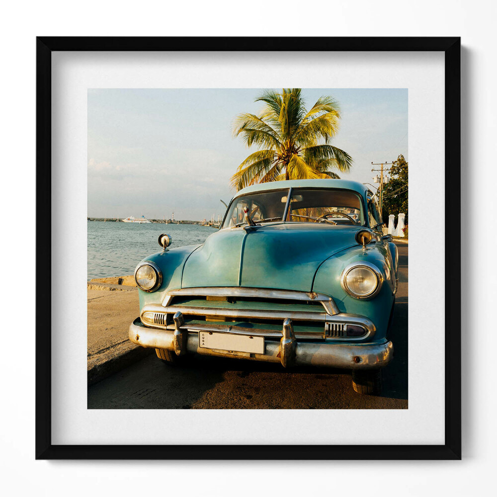 Tablou living cu rama unic Mașină albastră lângă mare