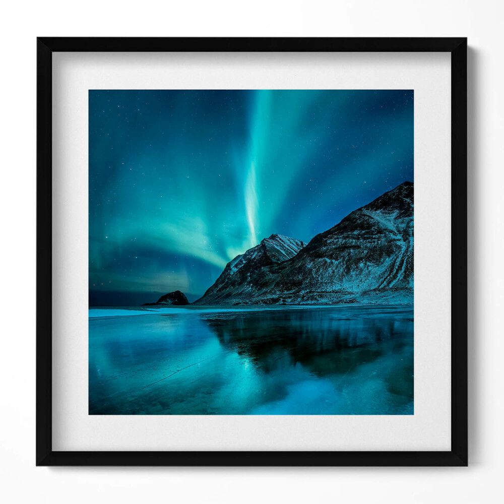 Tablou living cu rama unic Vortex polar peste munți și apă