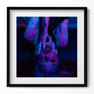 Tablou living cu rama unic Fata cu tatuajul Joker