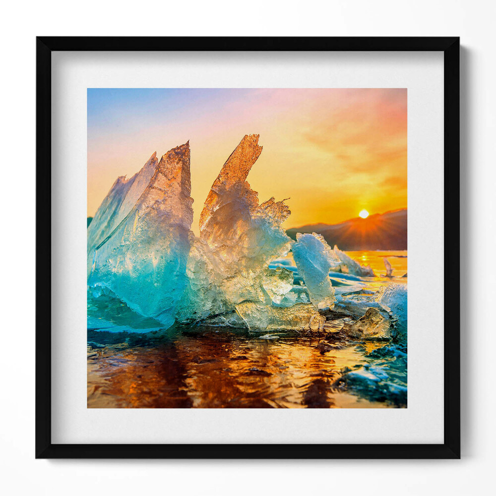 Tablou living cu rama unic O bucată de gheață la răsăritul soarelui