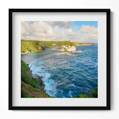 Tablou living cu rama unic Plaja cu stânci și valurile mării