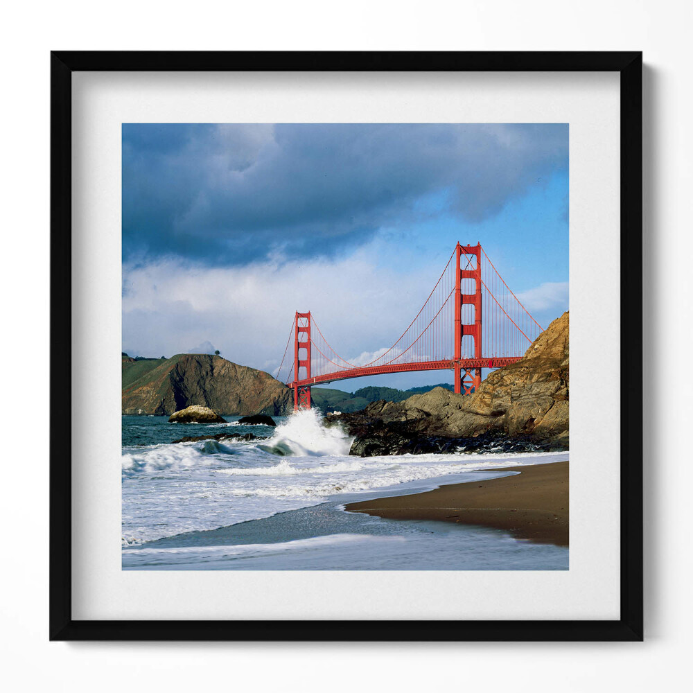 Tablou living cu rama unic Valuri ale mării, țărm și pod roșu