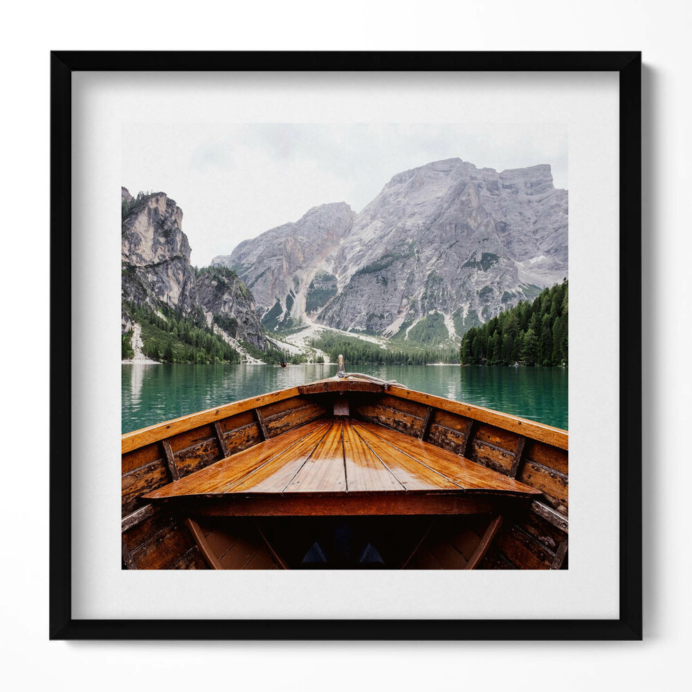 Tablou living cu rama unic O barcă pe un lac de munte