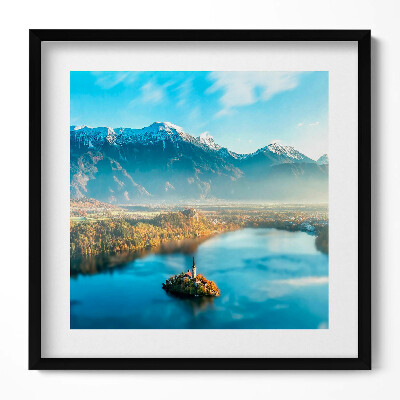 Tablou rama unic Clădire pe un lac în munți