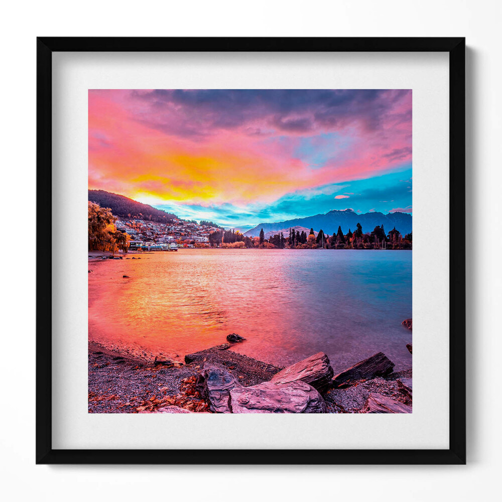 Tablou rama unic Peisaj al unui oraș în munți la apus