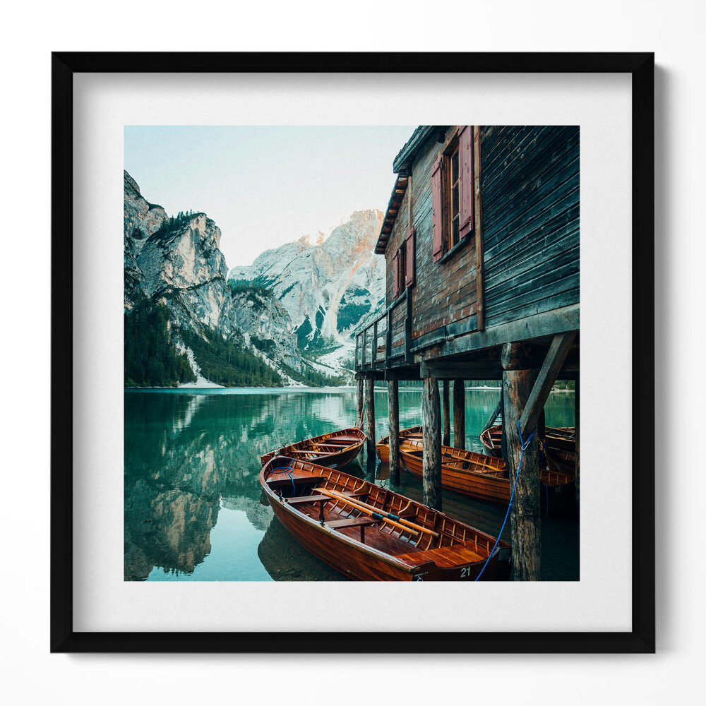 Tablou living cu rama unic Cabană de munte pe lac și o barcă