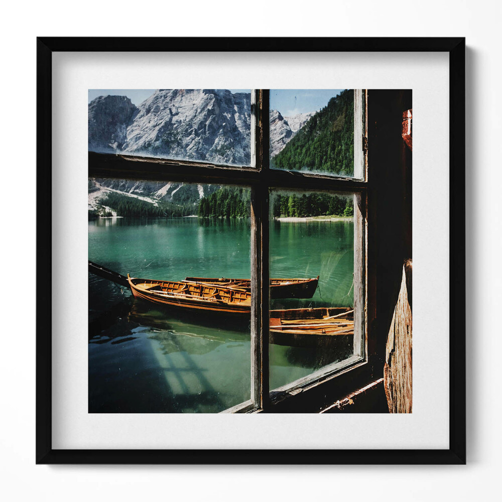 Tablou rama unic O vedere de la fereastră spre un lac cu o barcă