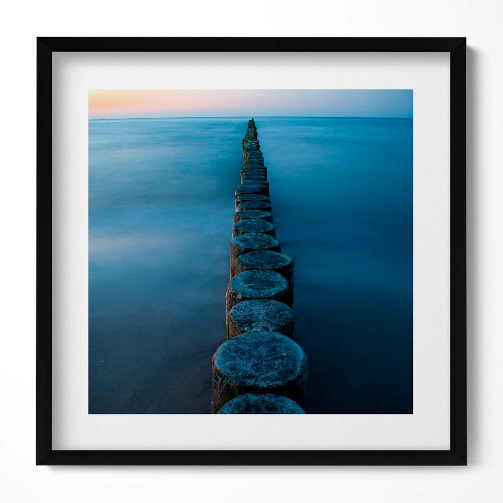 Tablou living cu rama unic Stâlpi de lemn în mare