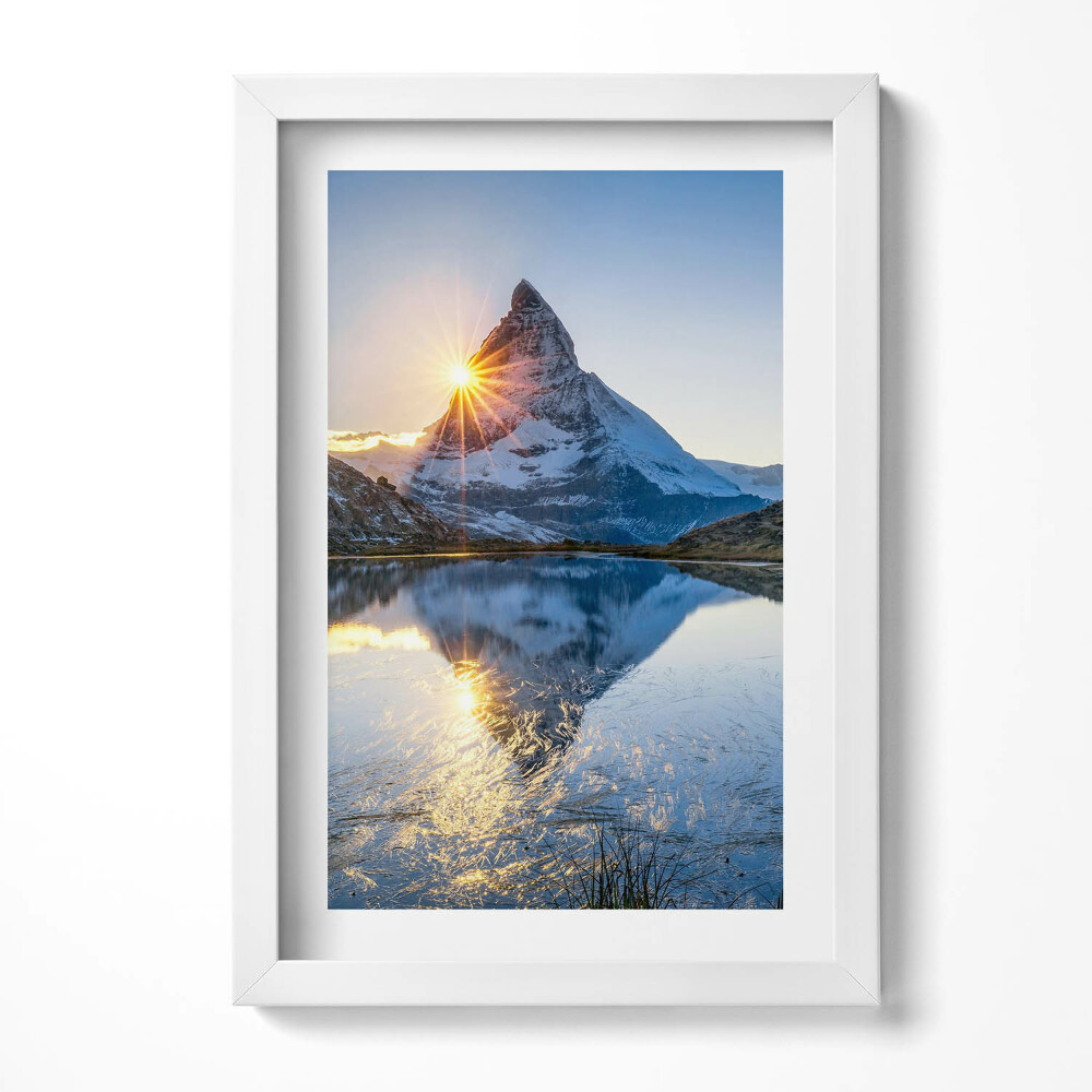 Tablou living cu rama decorativ Peisaj al unui munte singuratic și al soarelui