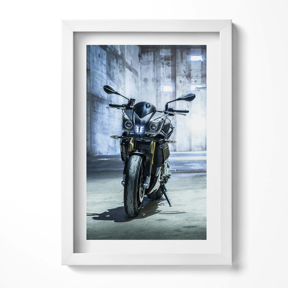 Tablou rama decorativ O motocicletă într-o alee betonată a orașului