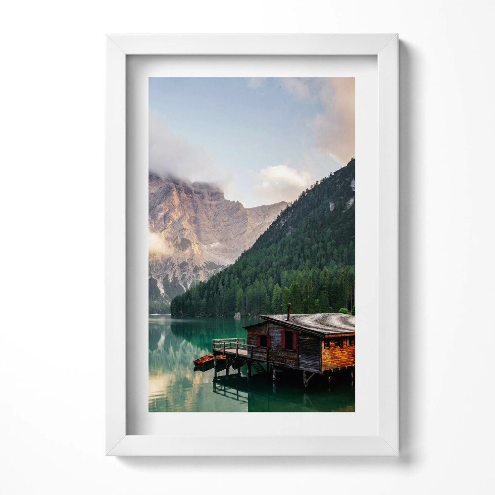 Tablou rama decorativ O casă pe un lac în munți