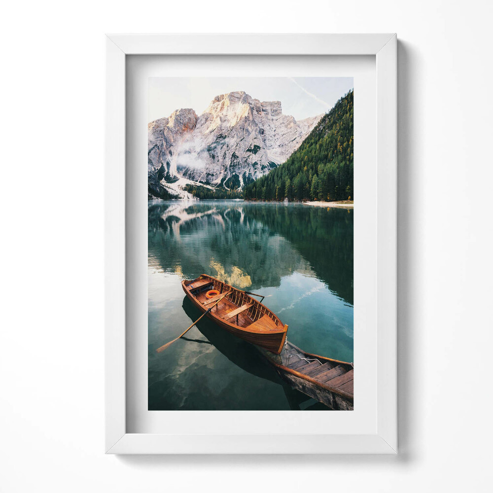 Tablou rama decorativ Peisaj cu o barcă pe un lac în munți