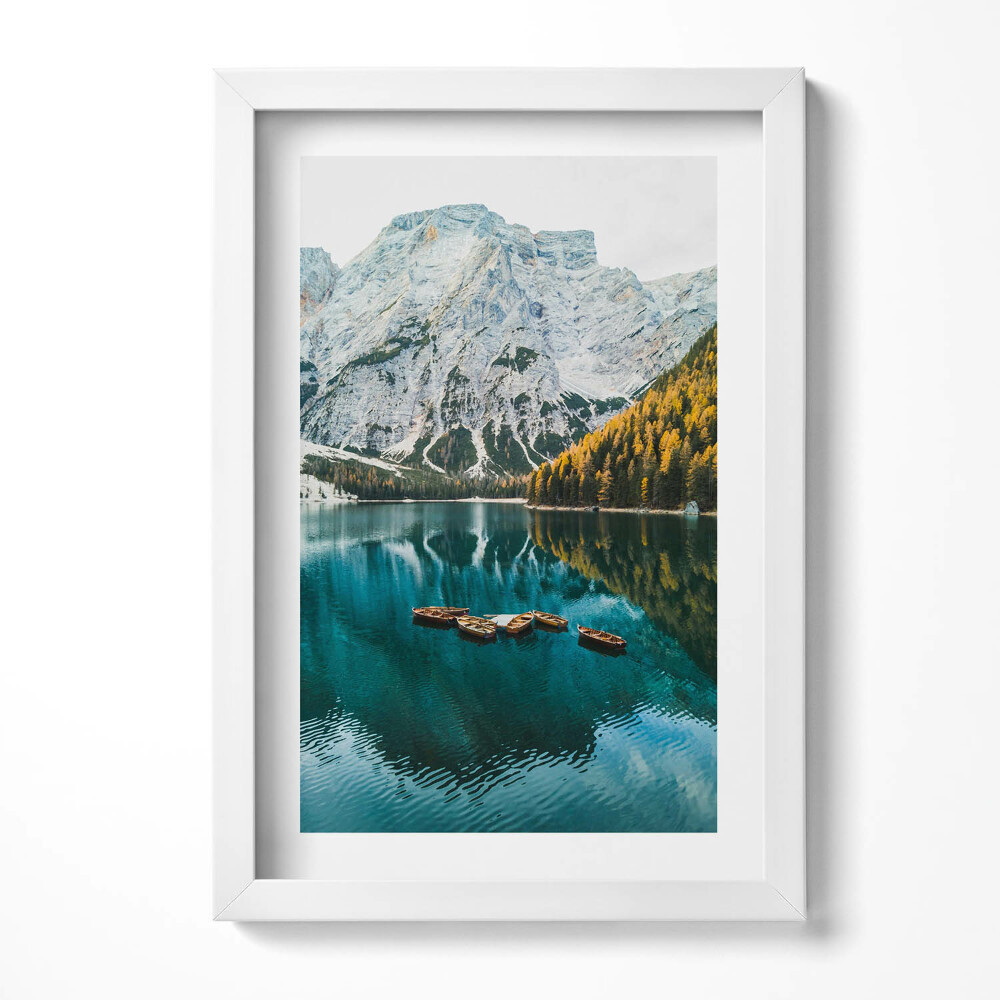 Tablou living cu rama decorativ Peisaj al unui lac de munte și al bărcilor