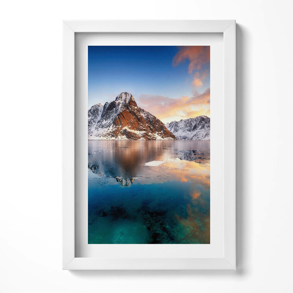 Tablou living cu rama decorativ Peisaj frumos cu apă și munți seara