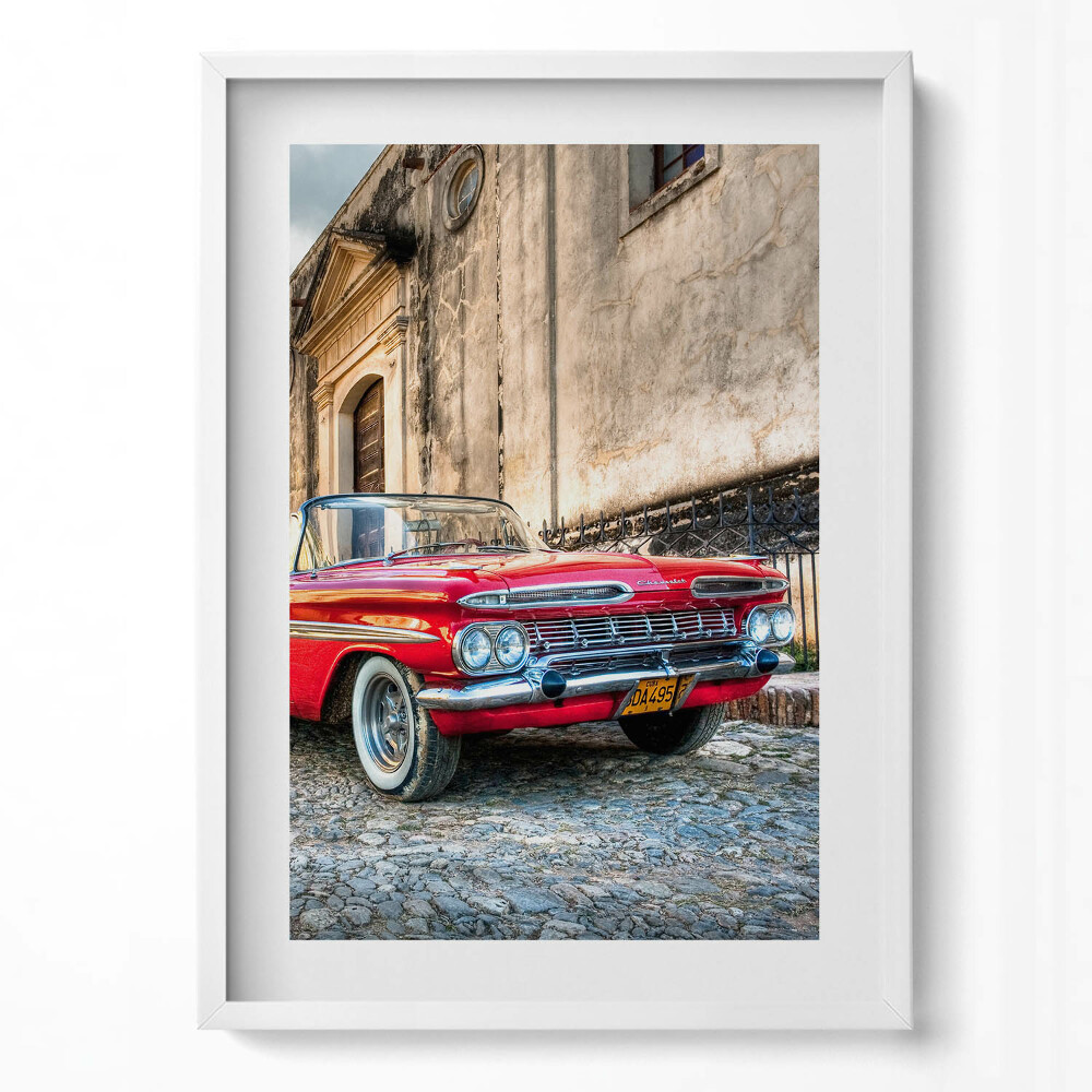 Tablou living cu rama modern Mașină veche roșie în cartierul columbian