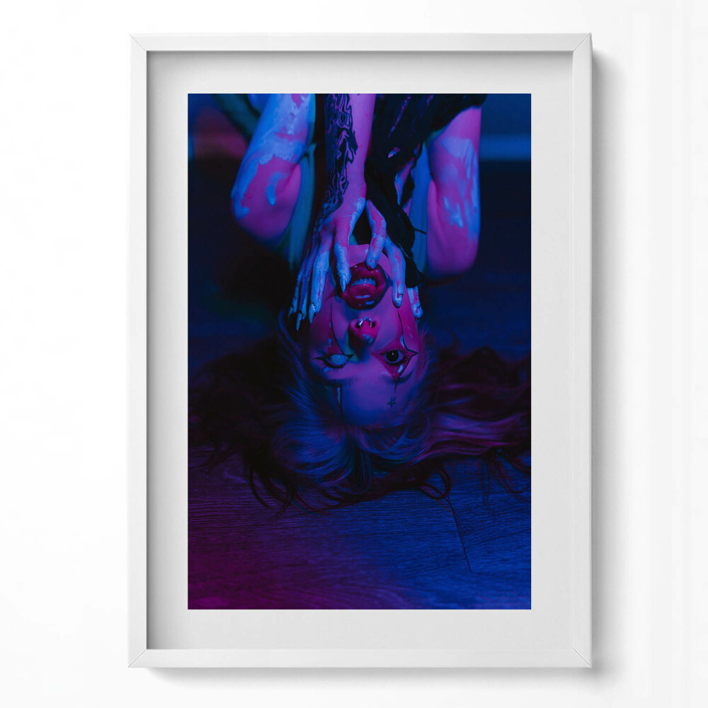 Tablou rama modern Fata cu tatuajul Joker