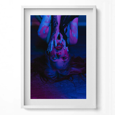 Tablou rama modern Fata cu tatuajul Joker