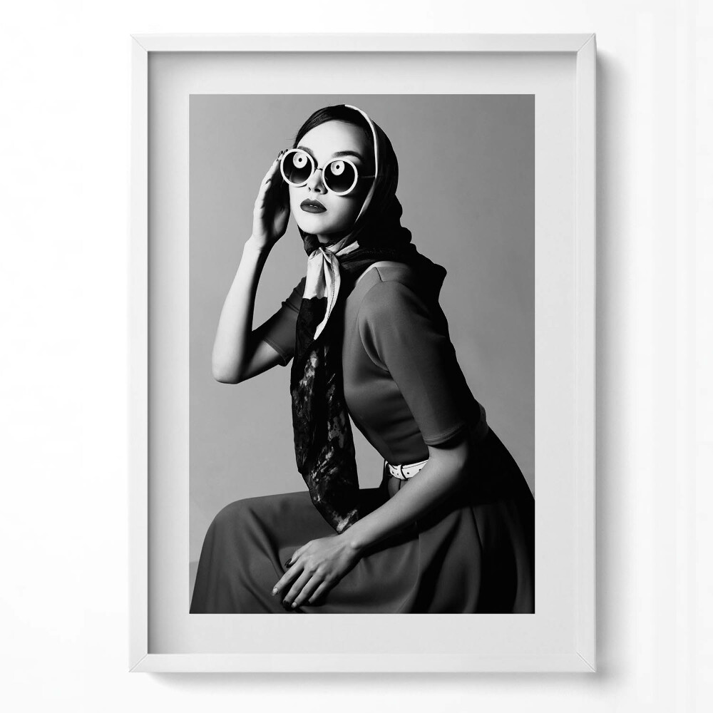 Tablou living cu rama modern Portret alb-negru al unei femei într-un stil glamour