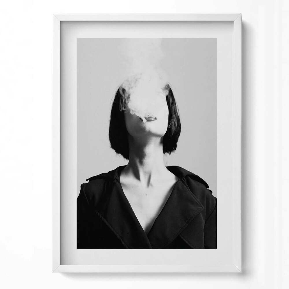 Tablou rama modern Portretul misterios al unei femei fumătoare