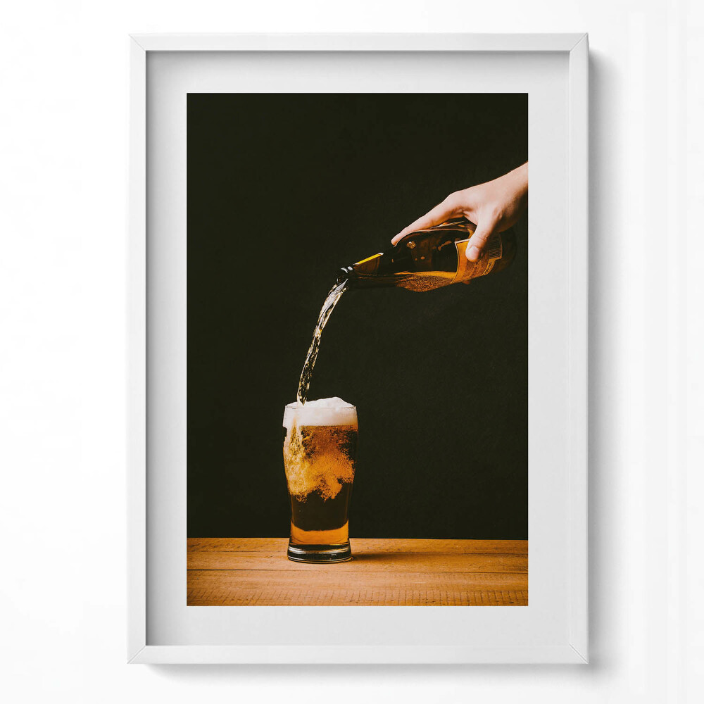 Tablou rama modern Turnarea berii într-o cană