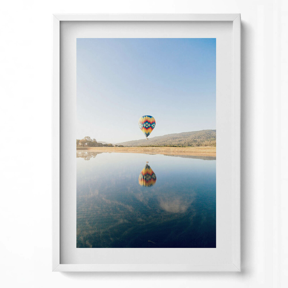 Tablou rama modern Un balon deasupra suprafeței apei