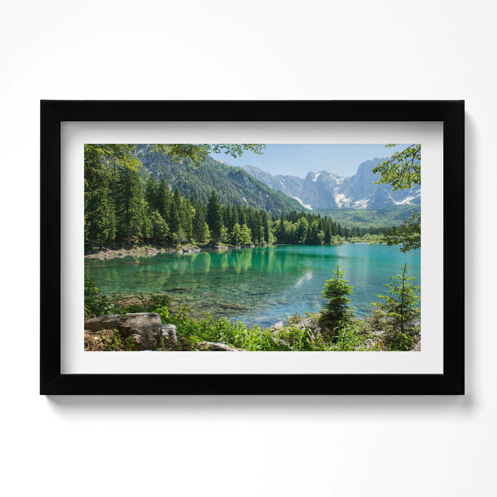 Tablou living cu rama original Peisaj montan al unui lac în pădure