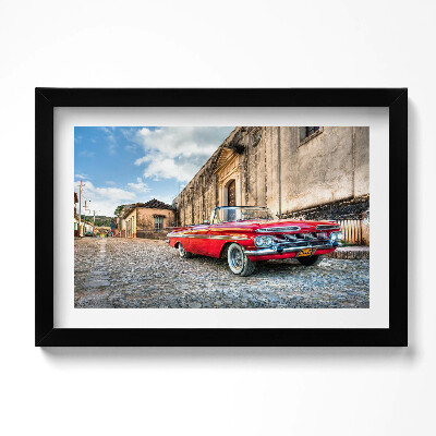 Tablou rama original Mașină veche roșie în cartierul columbian